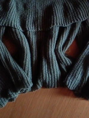 Grön ribbstickad tröja från SHEIN - Snygg grön ribbstickad tröja från SHEIN i storlek S. Tröjan har långa ärmar och bred ribbad struktur som ger en cool och trendig look. Perfekt att matcha med jeans eller kjol för en avslappnad stil.