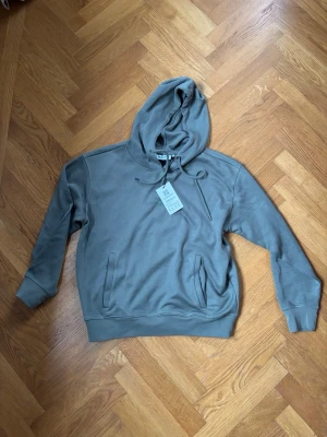 Olivgrön hoodie från MSCH Copenhagen - Snygg olivgrön hoodie från MSCH Copenhagen. NWT. Oanvänd. Nypris: 749kr Storlek: S/M