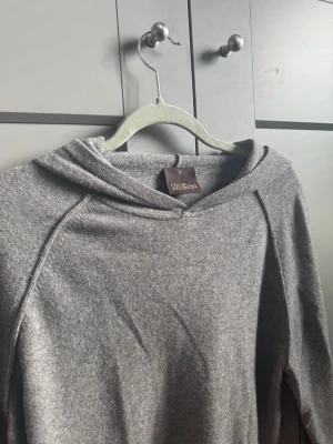 Merinoull hoodie från Oscar Jacobson - Merinoulls hoodie från Oscar Jacobson i mycket fint skick! Nypris ca 1600