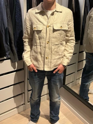 Beige overshirt  - Riktigt snygg beige overshirt. Storleken är M, tveka inte på att höra av dig vid eventuella frågor och funderingar!😊✌️