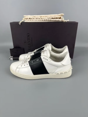 Valentino Skor  - • The shoes have been gently used and are in very good condition  • Size: 40 (fits 40.5–41)  • Color: Black  • Retail price: 7280 SEK / 590€  • Box, dustbag, new laces & valentino card included
