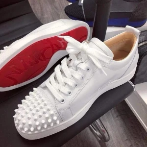 SÖKER! vita spike loubs  - Söker vita Loubs med spikes i storlek 39 eller nåt runt där, skriv jättegärna till mig. 