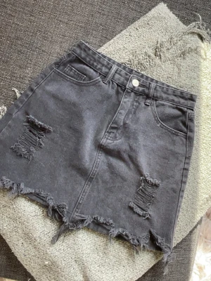 Svart jeanskjol - Superfin svart jeanskjol, lappen är borta men hade sagt att den passar som en xs!🤍