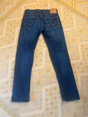 Replay Jeans 29/32 - Märke: Replay | Modell: Grover Hyperflex | Nypris: 1800kr | Midjebredden är ca 38cm (29) & ytterbenslängden är ca 105cm (32), passar bra på störta midjor då de he mycket stretch | Skick: 9/10 | Skriv gärna frågor eller funderingar! | Postas ifrån Stockholm⭐️