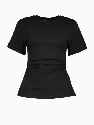 Svart figursydd t-shirt från Amisu  - En svart t-shirt från Amisu med figursydd passform och korta ärmar. T-shirten har en markerad midja med lätt rynkdetalj på sidorna och är tillverkad i mjuk bomull. Perfekt för en stilren och enkel look.