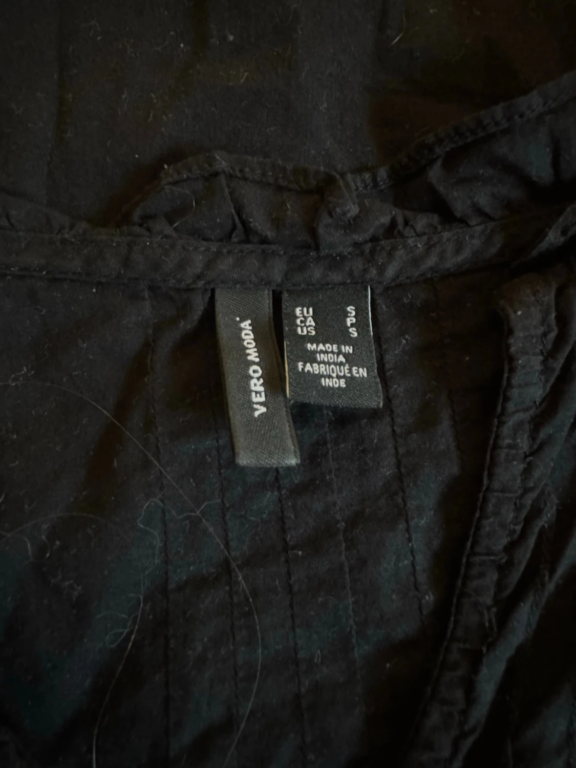 Svart ärmlös blus med volang - 2