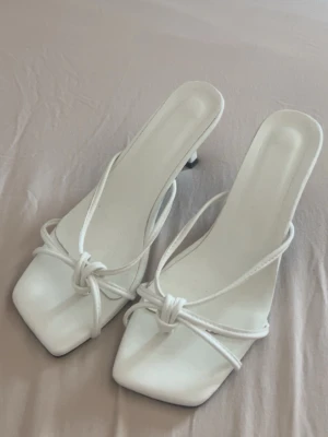 Vita klackar pumps  - 3 cm klack. Perfekta klackar till bal/studet eller egentligen vad som helst. Bara provat men aldrig använt. Storleken är i 39.
