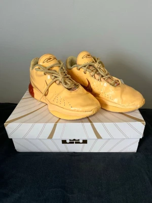 Nike LeBron 21 – Strl 46 - Säljer ett par Nike Nike LeBron 21 i färgställningen Melo Melo. Skorna är använda men fortfarande i bra skick (6/10) och funkar både för spel och casual användning. De har normalt slitage men är hela och väl omhändertagna. • Skick: 6/10 • Färg: Melo Melo • Storlek: 46 • Modell: LeBron 21 • Originalbox Kan skickas eller mötas upp beroende på plats. Hör av dig vid frågor!