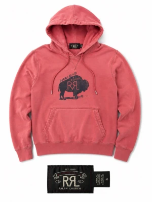Ralph Laure RRL hoodie -  Ralph Lauren RRL med tryck av en buffel och logga på bröstet. Hoodien har huva med dragsko, magficka och ribbade muddar. Tillverkad i mjuk bomull som känns skön mot huden. Perfekt för en avslappnad streetstyle.
