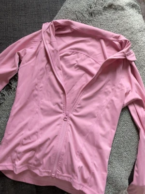 Rosa tränings jacka - Så fin rosa tränings jacka, den har ingen lapp i men hade sagt att den passar som en xs/s!💗