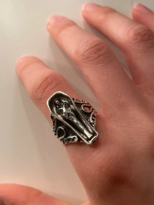 Snygg silverfärgad öppen ring - Stilren och modern öppen ring i silverfärg med en minimalistisk design. Ringen har en slät yta och raka kanter, vilket ger ett trendigt och enkelt uttryck. Helt oanvänd o ej äkta silver ❤️