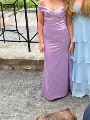 balklänning  - Säljer min super fina lila balklänning som jag hade på min bal. Endast andvänd några timmar. Den enda skadan finns med på sista bilden (bild 6 är smuts på insidan vid fötterna och syns inte när klänningen är på). Klänningen är köpt i storlek 34 men lite omsydd hos skräddare så måtten är: från armhålan och neråt 120 cm, under bysten 103 cm, midja 73 cm och höjt/rumpa 95 cm. Jag är 165 som referens.  