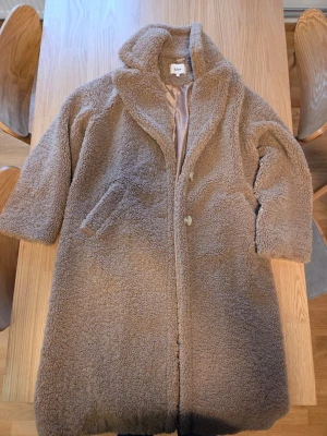 Etam brun kappa, storlek S - Brun teddykappa med krage och knappar. Fickor fram. Helt ny men utan lappar 
