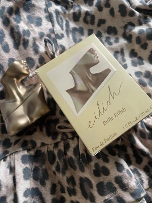 Eilish Eau de Parfum Billie Eilish - Eilish Eau de Parfum från Billie Eilish säljer då jag inte använder den längre,är typ använd 5-10 gånger är typ helt ny väldigt bra skick