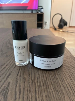 Under Your Skin serum & body scrub - Säljer ett set med Under Your Skin Face Serum och Organic Body Scrub. Serumet kommer i en glasflaska med svart lock och är boostande och lugnande. Båda produkterna är stilrena och passar alla hudtyper. Orginalpriset för serumet är 560kr och för scruben 289kr. Bodyscruben kostar 175 och serumet 300. I ett kit kan man köpa det för 350kr.
