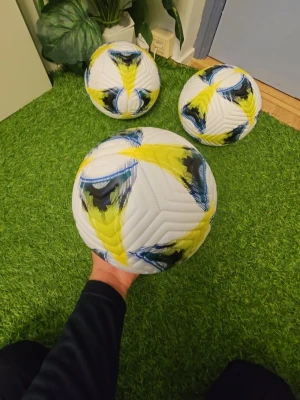 3st fotbollar  - Säljer en vit fotboll med coolt mönster i gult, blått och svart. Bollen har en modern struktur och är perfekt för både träning och match. Tillverkad i slitstarkt syntetmaterial och har en klassisk rund form.