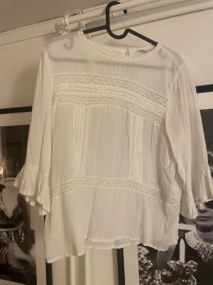 Vit blus med spetsdetaljer - Vit blus med spetsdetalier och trekvarts ärmar från Only i storlek 38