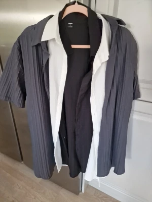 3 Skjorta med kort ärm för bara 100 kr. Från Shein  - Snygg grå,vit och svart  skjorta med korta ärmar. För män. Alla 3 för 100 kr. Vitt oanvänd. 