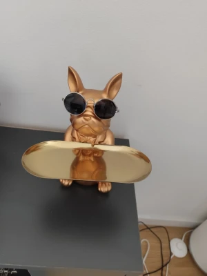 Runda svarta solglasögon - Snygga runda solglasögon med svarta glas och silvriga bågar. Klassisk retrostil som ger en cool vibe till din outfit. Perfekta för dig som vill sticka ut och addera lite edge till looken.