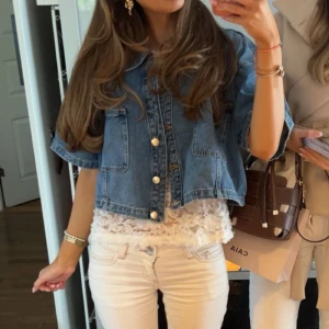 Jeansjacka med trekvartärmar  - Blå jeansjacka med trekvartärmar. Super snygg till alla outfits! Köpt och testat men passade inte mig😊