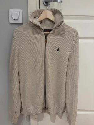Morris full zip - Nästan nytt skick använd runt 5 gånger, inga defekter, ny pris 2000kr, kom pm vid frågor