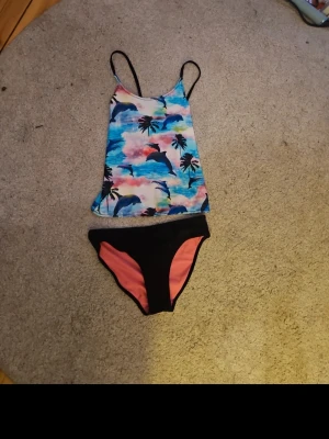 Tankini - Jätte fin med fint mönster. Underdel aldrig använd och överdel högst 1 gång. Pris kan diskuteras. Storlek: 146/152.
