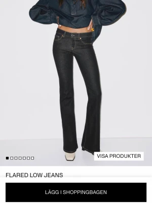 Svarta utsvängda low waist jeans - slutsålda jeans från hm, i en så cool denim svart färg😍helt oanvända då jag beställde fel strl och glömde lämna tbx. byxorna är 38, men skulle säga att strl är lite mindre än vanligt så passar 36 oxå💕😌skriv för frågor eller bilder😌