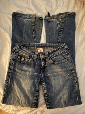 Blå jeans från True Religion - As snygga jeans från true religion💓 köpta för 580kr säljer för 300kr! Lite slitna längst ner (bild 1) men de är inget märker! Säljer pga att de inte är min stil❤️ w26!