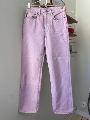 Acne jeans  - Jeans från Acne i mom-modell. Strl W26L32. Midjemått: 66 cm, innerbenslängd: 70 cm. Lite lätt fläckiga längst ned vid byxbenen men har inte prövat att tvätta. I övrigt mycket fint skick! ✨