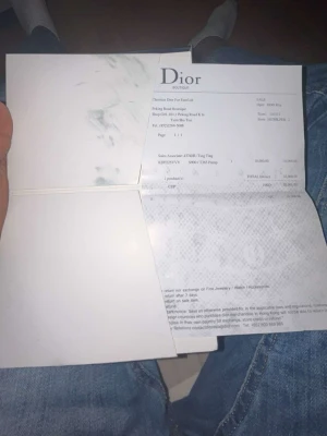Dior sneakers svart och grå mocka/textil - Stilrena Dior sneakers i svart och grå färg med vita detaljer och vit sula. Skorna har låg profil, snörning och en mix av mocka och textil som ger en lyxig känsla. Perfekta för dig som gillar exklusiva märken och modern streetstyle.