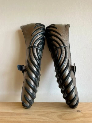 Rare ECCO Metallic "Claw" or Shark Ballerinas / Gorpcore Flats - Size 39 - Selling a pair of unique and super rare ballerina leather flats from ECCO.  NO DEFECTS! Soft leather, bouncy rubber.  This model features an amazing futuristic design with dark rubber straps ("claws") wrapping around a wrinkled metallic leather upper. Designed to be a hiking-ballerina.  Highly sought-after silhouette in the gorpcore, cyber, and archive fashion communities.  Built with built-in Arch Support and an anti-bacterial sole, making them just as comfortable as they are cool. 