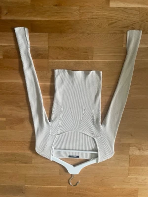 Vit ribbad långärmad topp - Trendig vit ribbad topp från Gina tricot med lång ärm och figurnära passform. Toppen har en snygg urringning. Perfekt att styla med jeans eller kjol för en clean outfit.