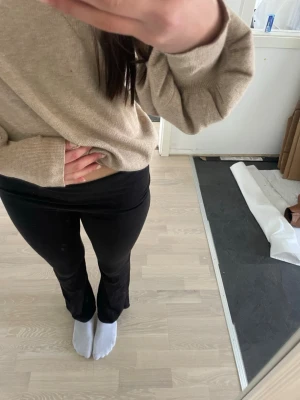 Svarta utsvängda yoga pants  - Säljer ett par svarta yoga pants med utsvängda ben.  De är stretchiga och sitter tight upptill men släpper vid anklarna för en snygg siluett. Perfekta att matcha med en oversized tröja eller hoodie.