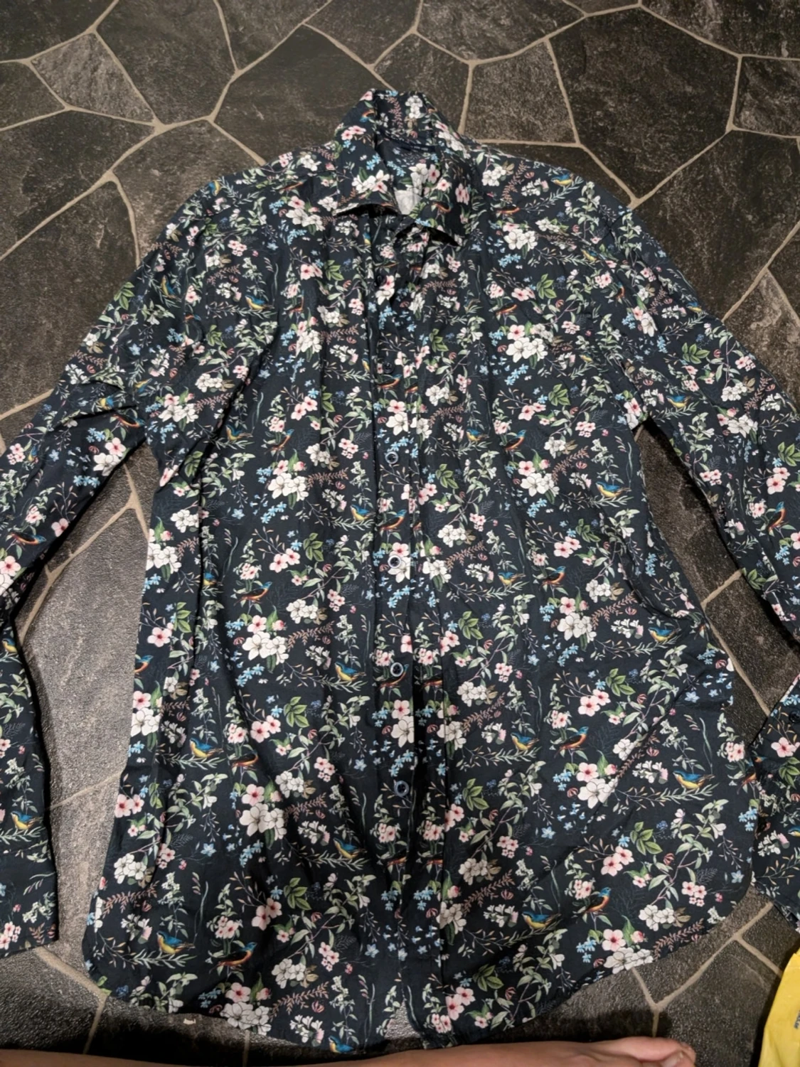 Mörkblå blommig skjorta med knappar stl L