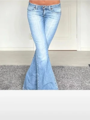 Ljusblå bootcut jeans från Big Star - Säljer ett par ljusblå bootcut jeans från Big Star med klassisk femficksdesign och låg midja. Jeansen har utsvängda ben. Perfekta för dig som gillar retrostil och vill sticka ut med en cool siluett. byxorna är uppsydda men det går att ta bort stygnen så de blir längre. De uppsydda passar mig som är 155. Midjemått: 35-36 Innerbenslängd: 78 