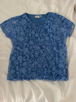 topp - säljer den här blåa toppen med jätte fina mönster som är perfekt nu till sommaren, endast testad och är annars helt oanvänd😊