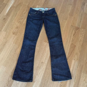guess jeans  - midja: 76 innerben: 81 🤍 lågmidjade bootcut jeans, vintage från Guess 🤍 jag är 171cm & stl S/36/28 för referens 🤍 använd gärna ”köp nu” 🤍 