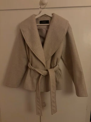 Beige kappa från veromoda  - Jätte fin beige kappa från Veromoda, iprincip oanvänd🤗köpte kappan för 700kr!