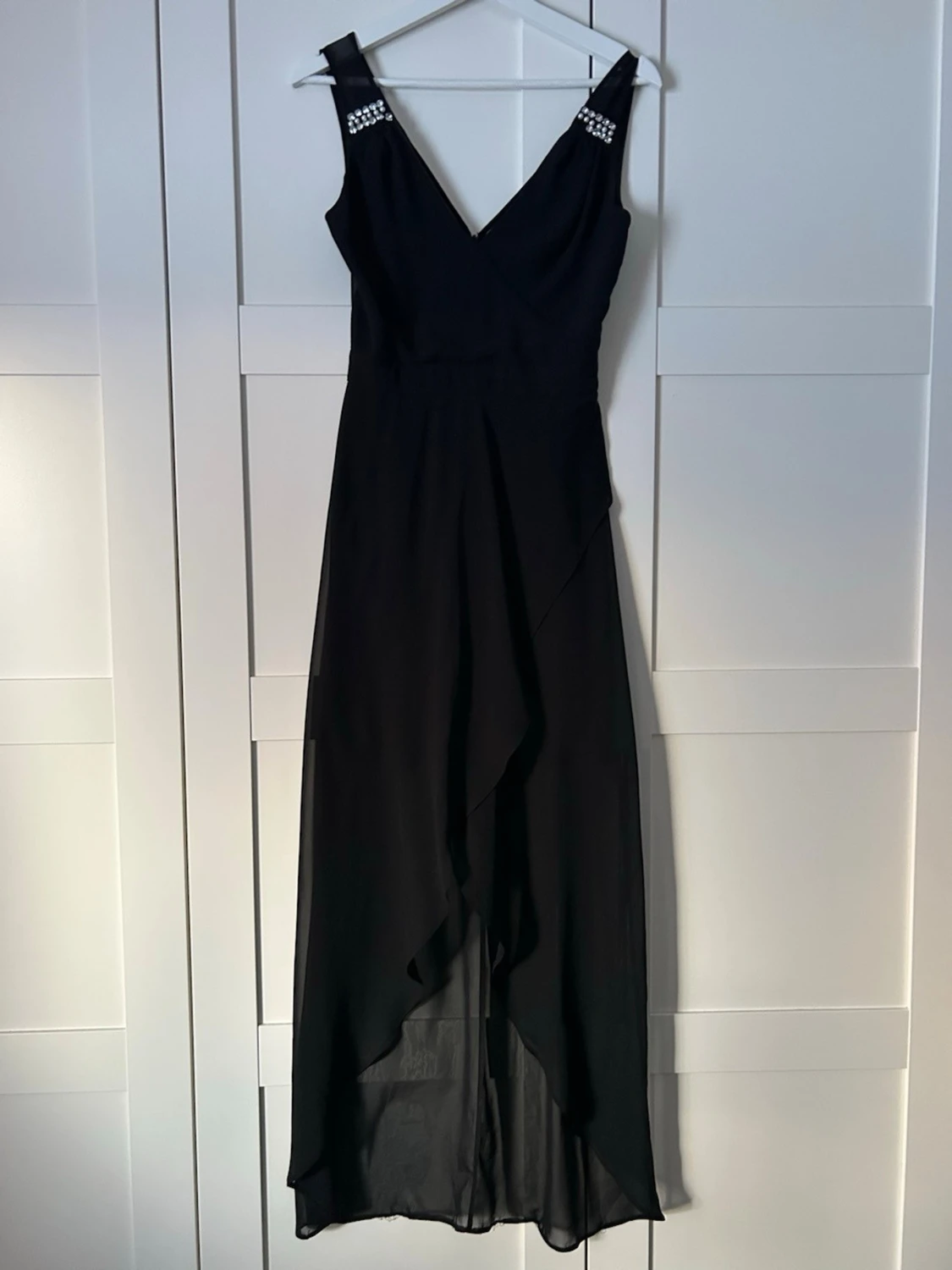Svart långklänning med pärldetaljer
