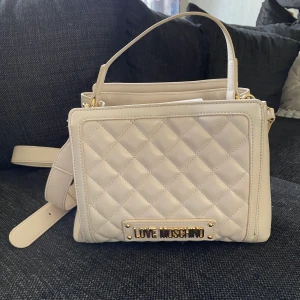 VÄSKA LOVE MOSCHINO - Väska från Love Moschino, nypris 2500, jättefint skick, säljer då den inte används längre! 