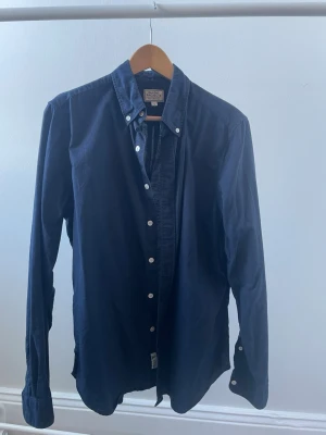 Mörkblå skjorta från Balzac Projects - Mörkblå skjorta från Balzac Projects i storlek S. Mycket fint skick. Pris kan diskuteras 
