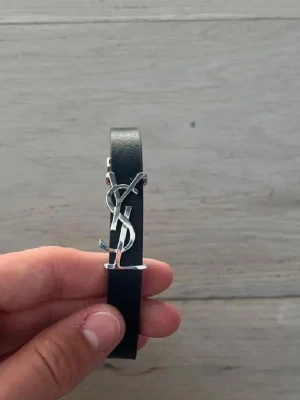 Ysl armband  - Säljer detta ysl armband köpt på plick! Antar att det är äkta köpt för 1600 och han visade mass att det var äkta jag säljer för 1200kr