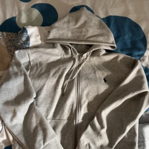 Polo Ralph Lauren zip up - Använd 1-3 ggr. I mycket gott skick. Nypris 1199kr