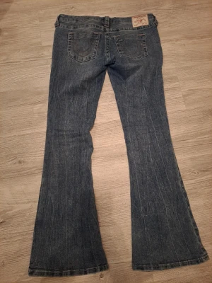 True religion jeans  - True religion jeans lågmidjade bootcut med rosa sömmar i jätte fint skick, stl M/L midjemått 40 cm mycket stretch. 