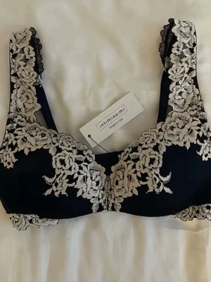 Intimissimi bh svart  - Säljer min intimissimi bh då jag inte tycker den sitter särskillt bra på mig! (Pris kan diskuteras!)