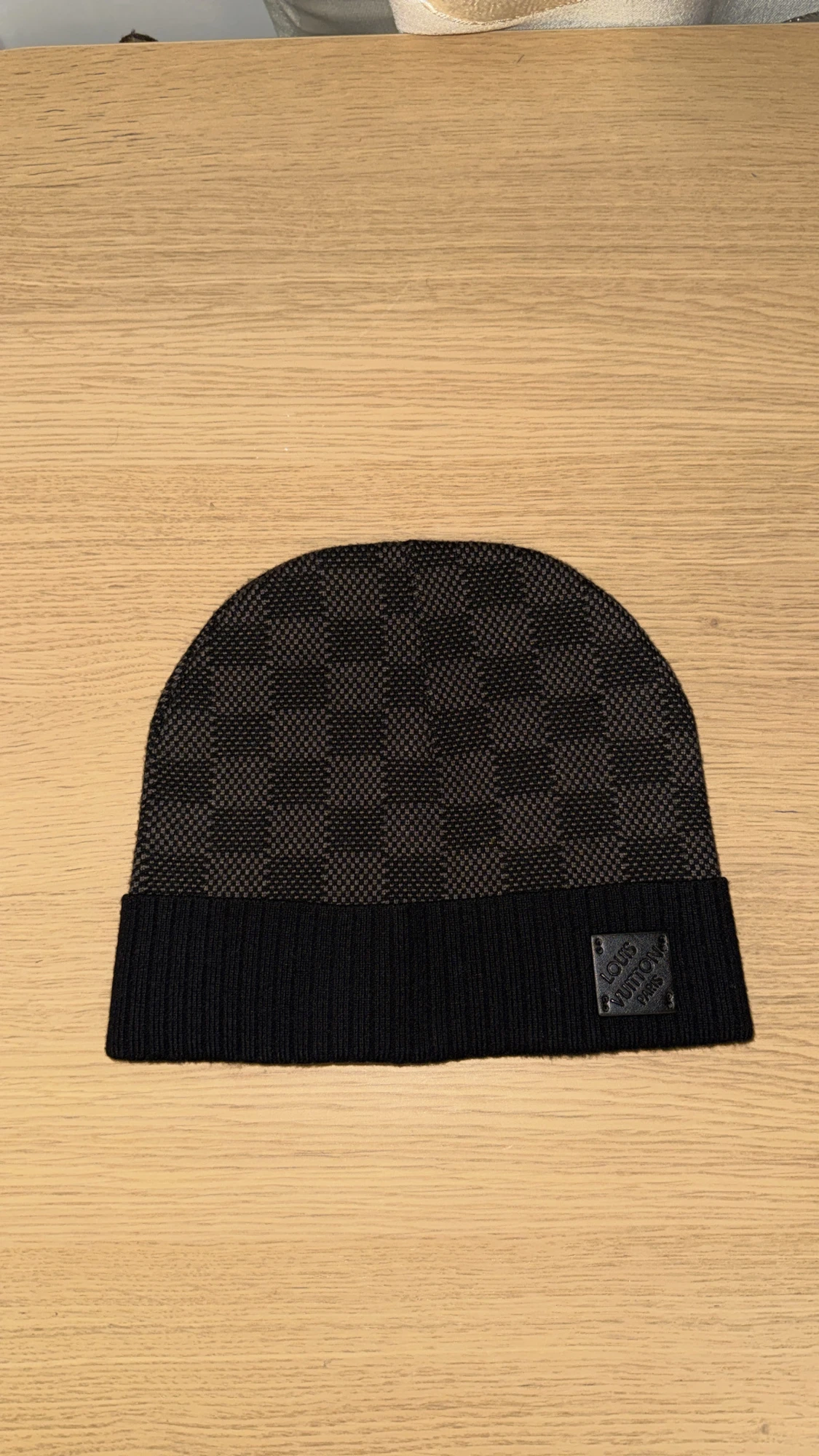 Svart mössa med rutmönster