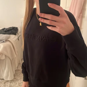 Svart snygg sweatshirt  - Säljer en svart sweatshirt från Carin Wester 