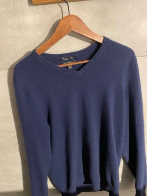Mörkblå cashmere-tröja Club Room - Passar både S och M. V-ringad, 100% Kashmir. Ett hål vid armhålan, syns knappt men enkelt att fixa. 