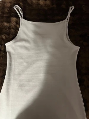 Klänning  - En lång klänning , aldrig använt 