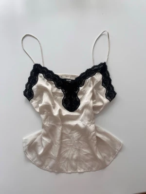 Spets linne - Så vackert satin linne med svarta spetsdetaljer. Storlek M och är så skön på! Finns en väldigt liten envis fläck på baksidan av tröjan (se bild) men som knappt syns på💕